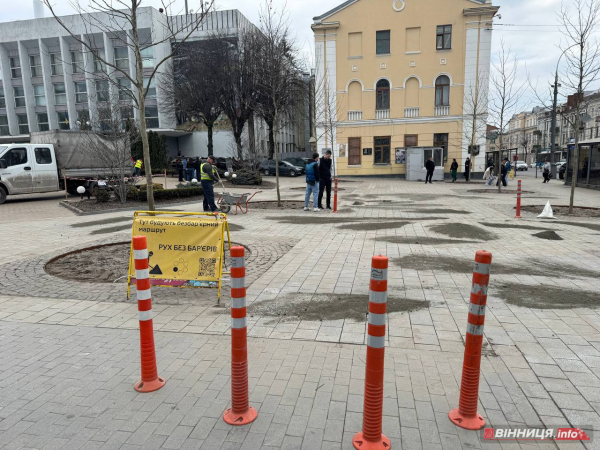 У центрі Вінниці після ремонту перекладають тротуарну плитку