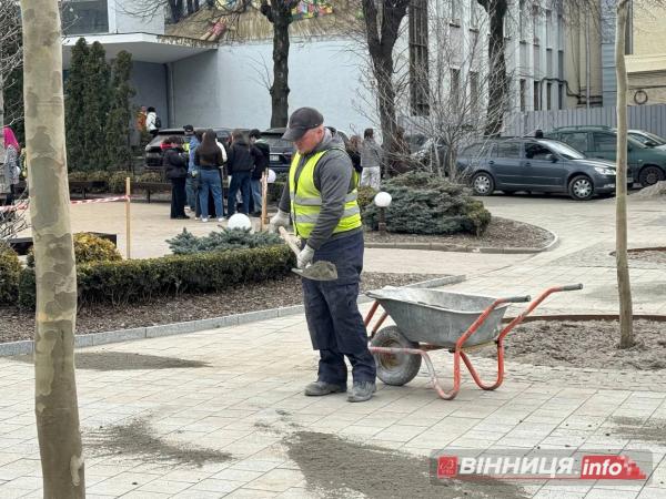 У центрі Вінниці після ремонту перекладають тротуарну плитку