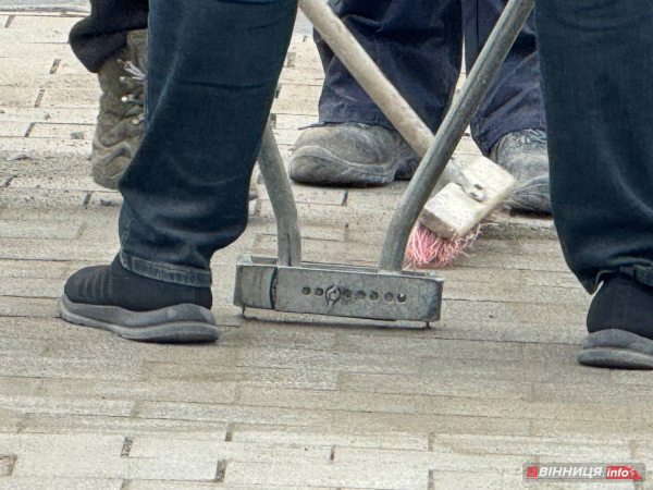 У центрі Вінниці після ремонту перекладають тротуарну плитку