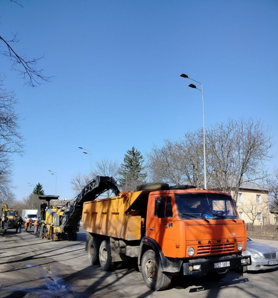 На вулиці Вінниці вивели спецтехніку для ремонту доріг