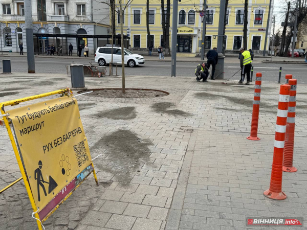 У центрі Вінниці після ремонту перекладають тротуарну плитку