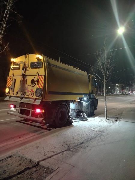 Після зими у Вінниці миють зупинки та прибирають вулиці