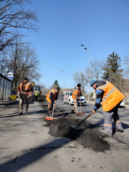 На вулиці Вінниці вивели спецтехніку для ремонту доріг