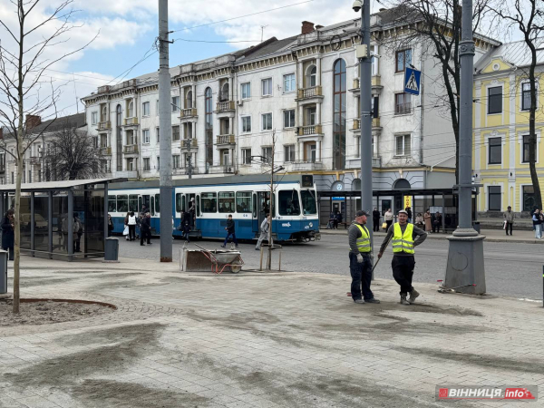 У центрі Вінниці після ремонту перекладають тротуарну плитку