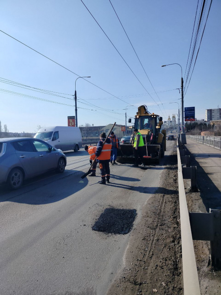 На центральному мосту й семи вулицях Вінниці проводять ямкові ремонти