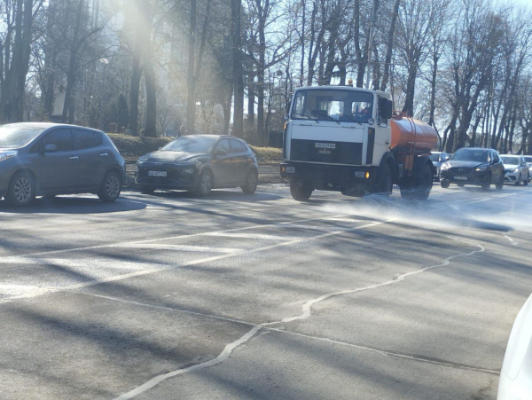 Після зими у Вінниці миють зупинки та прибирають вулиці