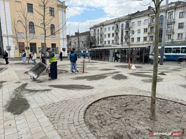 У центрі Вінниці після ремонту перекладають тротуарну плитку