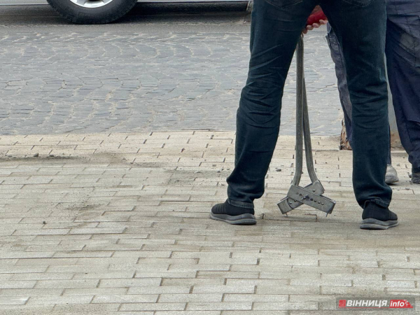 У центрі Вінниці після ремонту перекладають тротуарну плитку