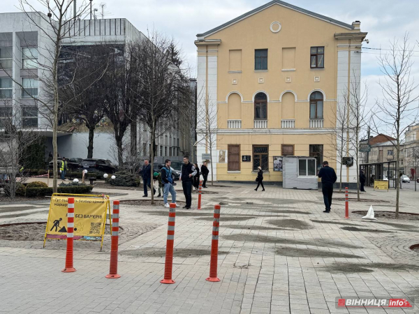 У центрі Вінниці після ремонту перекладають тротуарну плитку