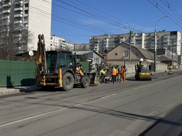 На центральному мосту й семи вулицях Вінниці проводять ямкові ремонти