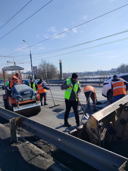 На центральному мосту й семи вулицях Вінниці проводять ямкові ремонти