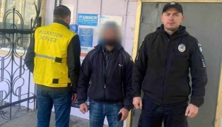 Правонарушитель-рецидивист: в Запорожье принудительно выдворили иностранца, который систематически нарушал законодательство
