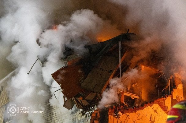 Ночью 7 марта армия РФ нанесла удар баллистической ракетой по многоэтажке в Харьков, Киевский район. Количество жертв продолжает расти, а под завалами еще ведутся поиски людей. 5