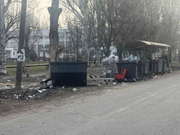 В Мелитополе двор превратился в свалку - жители жалуются на антисанитарию у общежития
