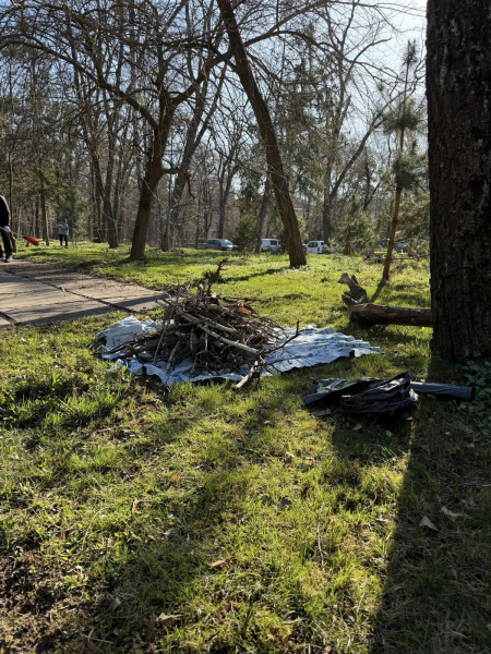 Вінничани прибрали парк біля лікарні Ющенка, що в мікрорайоні Поділля