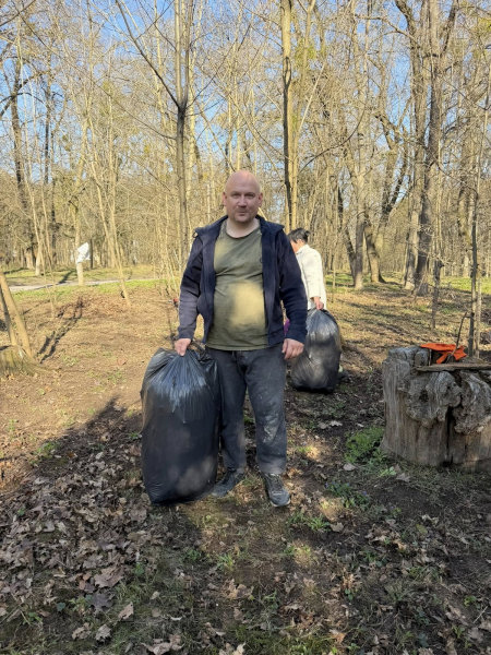 Вінничани прибрали парк біля лікарні Ющенка, що в мікрорайоні Поділля