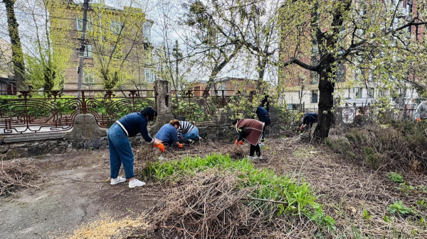 У Вінниці посадовці мерії прибрали територію біля особняка капітана Четкова