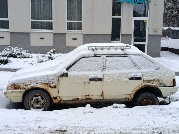 З вінницьких вулиць та дворів почали забирати покинуті машини