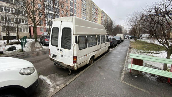 З вінницьких вулиць та дворів почали забирати покинуті машини