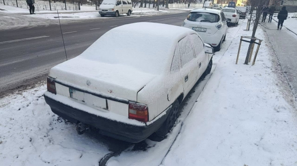 З вінницьких вулиць та дворів почали забирати покинуті машини