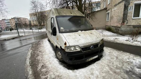 З вінницьких вулиць та дворів почали забирати покинуті машини