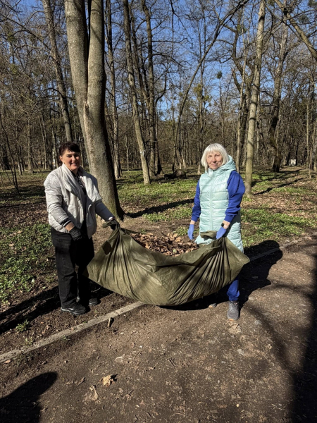 Вінничани прибрали парк біля лікарні Ющенка, що в мікрорайоні Поділля