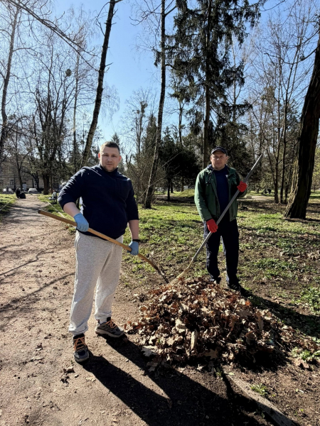 Вінничани прибрали парк біля лікарні Ющенка, що в мікрорайоні Поділля