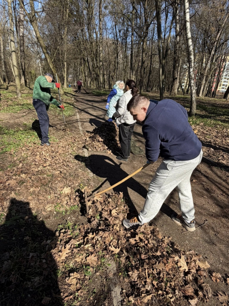 Вінничани прибрали парк біля лікарні Ющенка, що в мікрорайоні Поділля