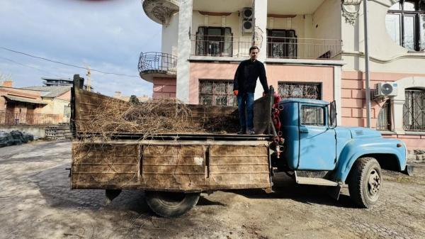 У Вінниці посадовці мерії прибрали територію біля особняка капітана Четкова