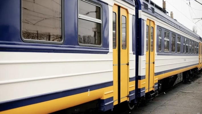 Атака РФ привела к остановке движения пригородных поездов в Запорожье: какие рейсы были отменены 22 апреля