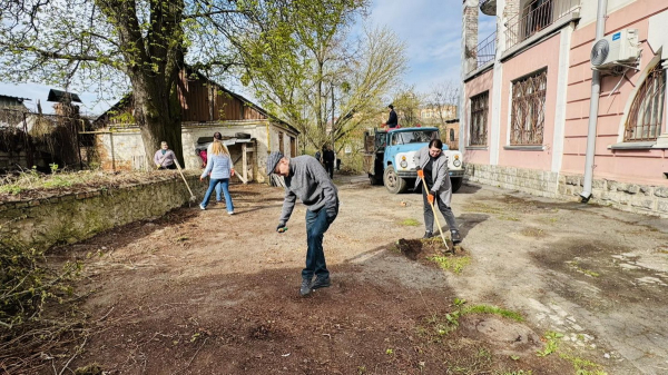 У Вінниці посадовці мерії прибрали територію біля особняка капітана Четкова