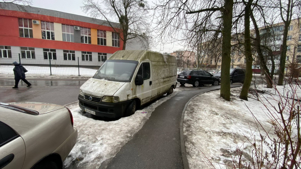 З вінницьких вулиць та дворів почали забирати покинуті машини