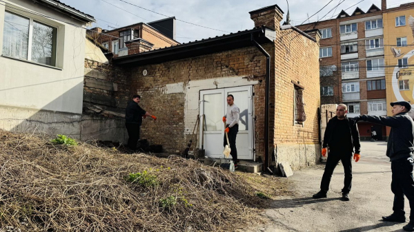 У Вінниці посадовці мерії прибрали територію біля особняка капітана Четкова