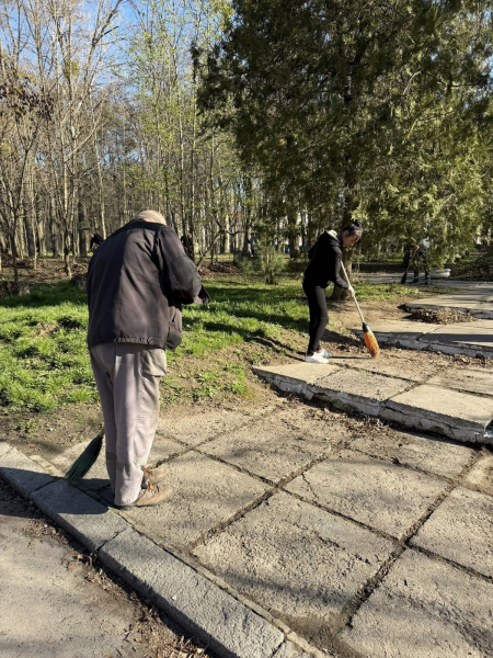 Вінничани прибрали парк біля лікарні Ющенка, що в мікрорайоні Поділля