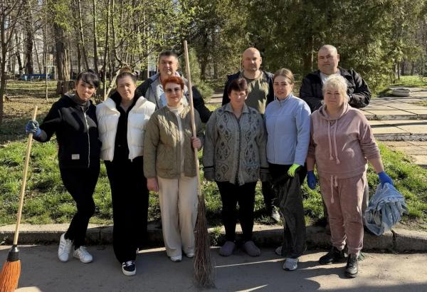 Вінничани прибрали парк біля лікарні Ющенка, що в мікрорайоні Поділля
