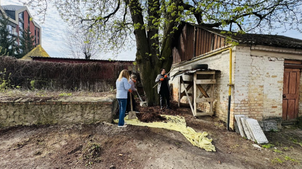 У Вінниці посадовці мерії прибрали територію біля особняка капітана Четкова