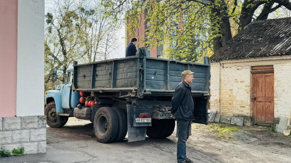 У Вінниці посадовці мерії прибрали територію біля особняка капітана Четкова