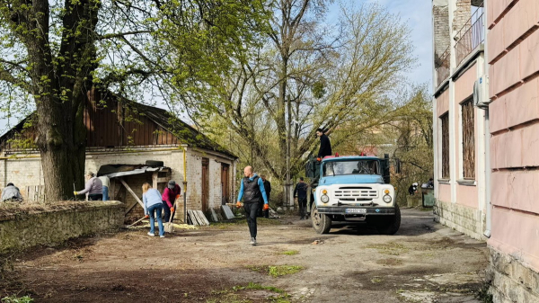 У Вінниці посадовці мерії прибрали територію біля особняка капітана Четкова