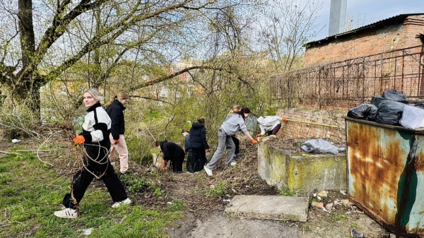 У Вінниці посадовці мерії прибрали територію біля особняка капітана Четкова