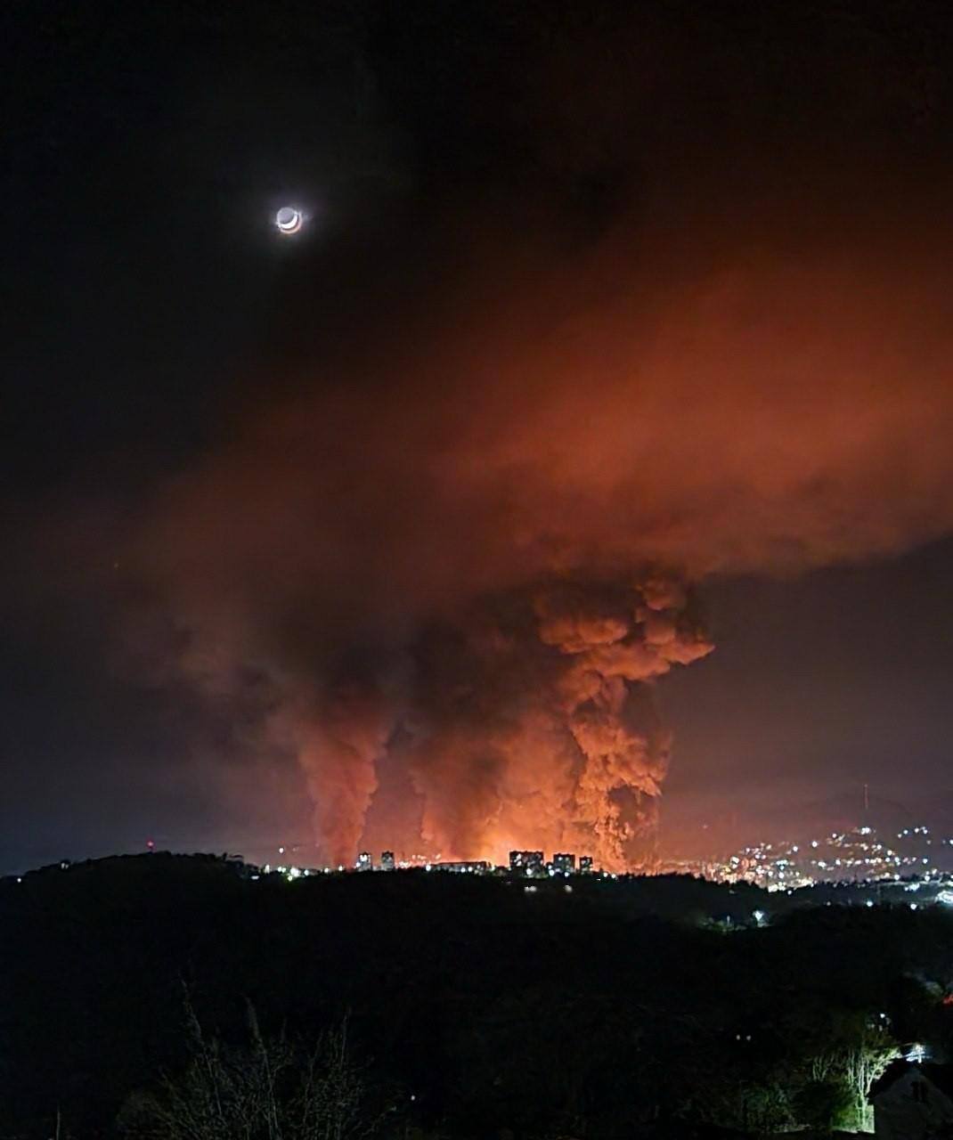 Вогонь на нафтопереробному об’єкті в російському Туапсе, який спалахнув після удару безпілотників 16 квітня, досі не вдалося ліквідувати.