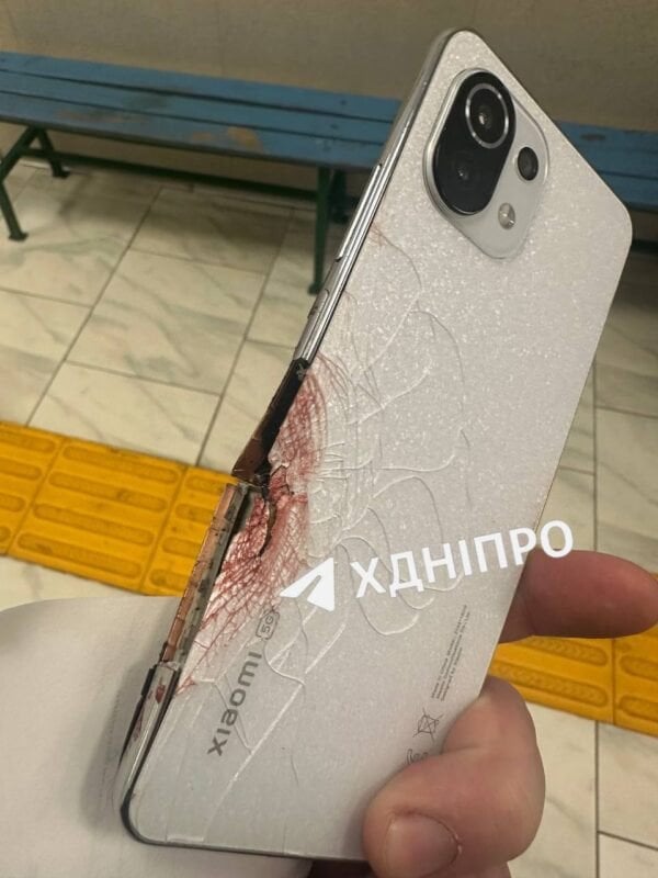 Во время российской атаки беспилотниками в Днепре произошёл необычный инцидент — обломок дрона попал в мобильный телефон, который держал в руках местный житель. 5