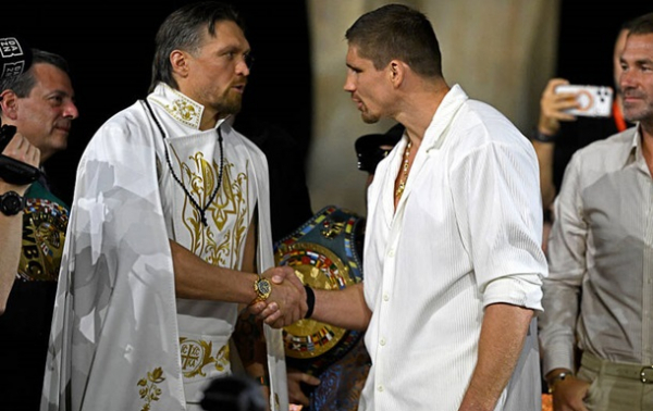 Усик різко відповів критикам перед боєм Усик різко відповів критикам перед боєм