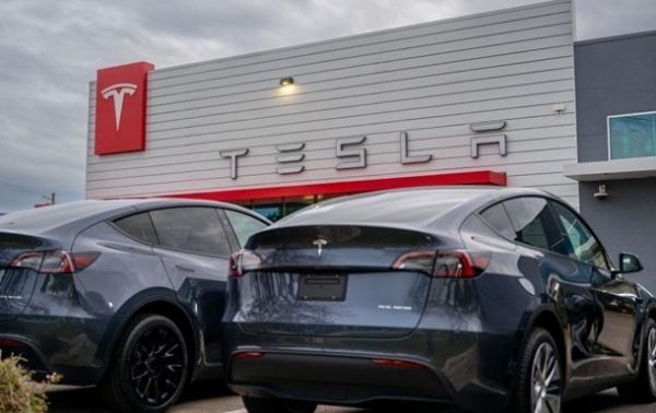 Tesla відкликала майже 220 тисяч електромобілів
