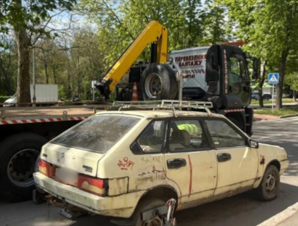 У Вінниці на Космонавтів забрали авто, яке давно не використовується