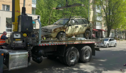 У Вінниці на Космонавтів забрали авто, яке давно не використовується