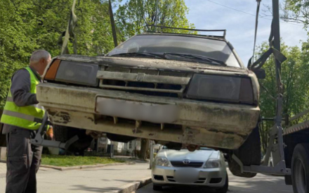 У Вінниці на Космонавтів забрали авто, яке давно не використовується