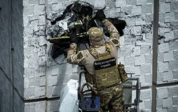Рятувальники знешкодили шахед, що застряг на 15-го поверсі в Одесі