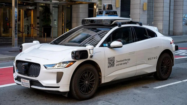 Waymo отзывает тысячи роботакси после инцидента с падением автомобиля в ручей Waymo отзывает тысячи роботакси после инцидента с падением автомобиля в ручей
