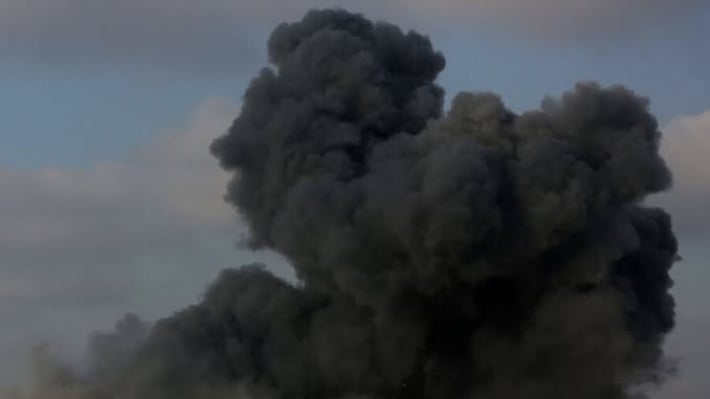 Россияне нанесли удар по Запорожью: возник пожар, есть пострадавшие (видео)
