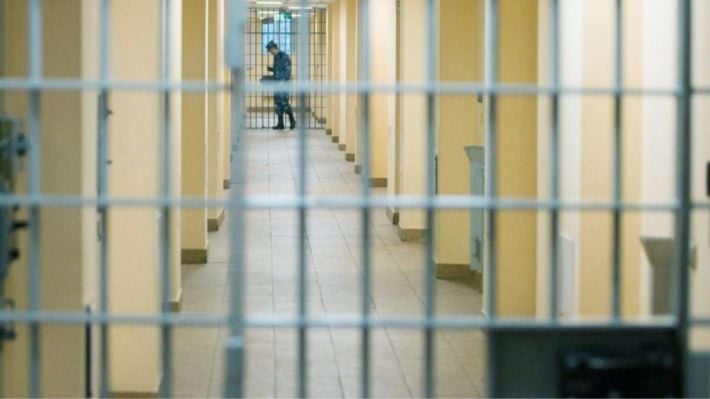 Затаил обиду за "унижение": серийный грабитель из оккупированного Мелитополя напал на конвоира в СИЗО Запорожья (скрин)